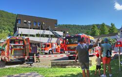 Bei der großen Übung im vergangenen Jahr unterstützte die Feuerwehr Pfullingen mit ihrer Drehleiter die Lichtensteiner Kollegen.