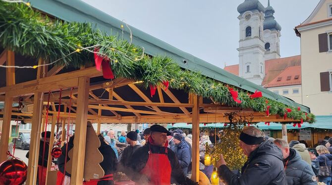 Muscheln aus La Tessoualle bereicherten das kulinarische Angebot auf dem Zwiefalter Weihnachtsmarkt. FOTO: BLOCHING Muscheln aus La Tessoualle bereicherten das kulinarische Angebot auf dem Zwiefalter Weihnachtsmarkt. FOTO: BLOCHING