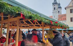 Muscheln aus La Tessoualle bereicherten das kulinarische Angebot auf dem Zwiefalter Weihnachtsmarkt.  FOTO: BLOCHING 