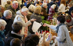 Dichtes Gedränge herrschte im Gönninger Lokschuppen. FOTO: LEISTER