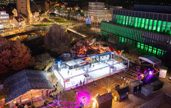 Hier spielt die Musik: Der Weihnachtspark mit Eislaufbahn vor der Stadthalle, in dem Livemusik angeboten wird. 