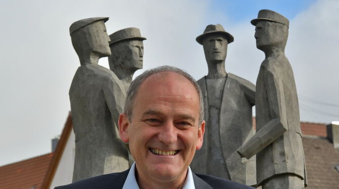 a-Undingen-Uwe Morgenstern Der Sonnenbühler Bürgermeister Uwe Morgenstern im Jahr 2017 vor dem Rathausbrunnen, als er sich zur Wiederwahl stellte. Seine zw