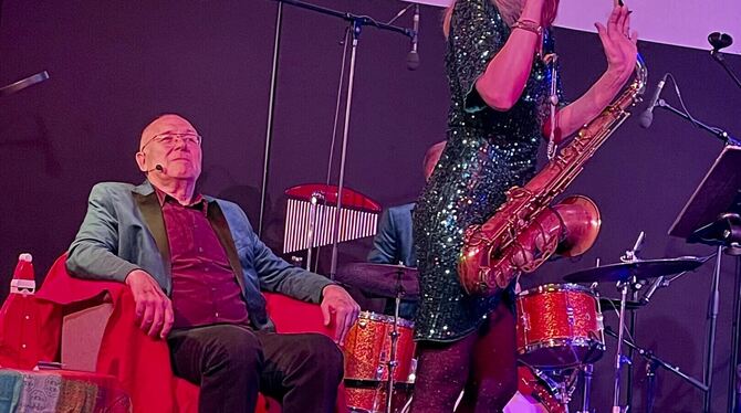 Schauspieler Jo Jung und Ruth Sabadino mit der Krimi-Jazzband Boogaloo begeisterten im Kulturhaus. FOTO: SCHEURER Schauspieler Jo Jung und Ruth Sabadino mit der Krimi-Jazzband Boogaloo begeisterten im Kulturhaus. FOTO: SCHEURER