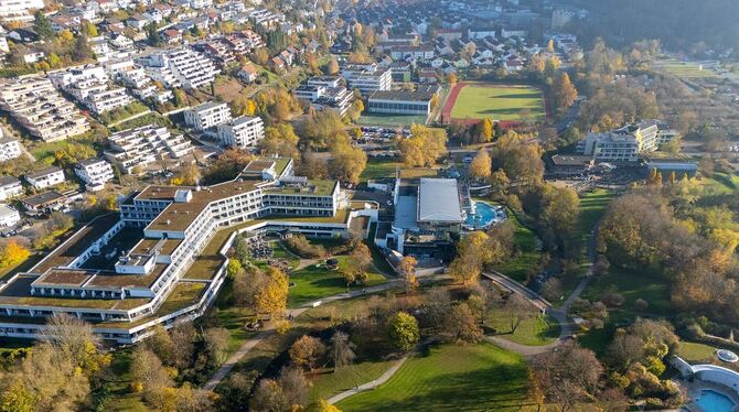 Das Gartenschau-Gelände, links  die Fachkliniken   Hohenurach, in der Bildmitte die Alb-Thermen, rechts das Hotel Graf Eberhard