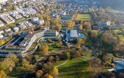 Das Gartenschau-Gelände, links  die Fachkliniken   Hohenurach, in der Bildmitte die Alb-Thermen, rechts das Hotel Graf Eberhard 