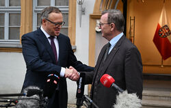 Der neu gewählte Ministerpräsident Mario Voigt (CDU, l) und der frühere Ministerpräsident Bodo Ramelow (Die Linke) geben sich vo