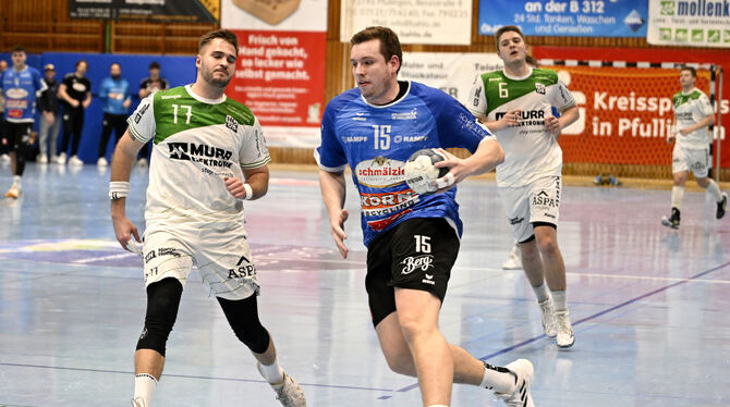 Handball 3. Liga Bester Torschütze des VfL Pfullingen: Paul Prinz (mit Ball). Links: Niklas Diebel, hinten: Timm Buck.