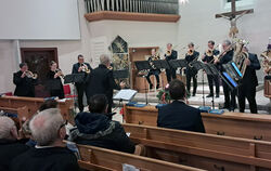 Der Schwäbische Posaunendienst musizierte anlässlich des 100-jährigen Bestehens des Posaunenchors Undingen.  FOTO: LEIPPERT  