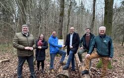 Gruppenfoto mit Auszeichnung: Landrat Ulrich Fiedler (links), Greta Schirmer-Förster vom Landkreis-Dezernat Nachhaltigkeit, Nabu