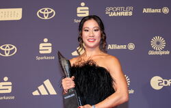 Kim Bui erhält den Sparkassenpreis für Vorbilder im Sport. FOTO: HALISCH/WITTERS