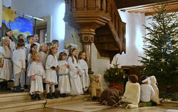 Der Chor der Engel sang im vergangenen Jahr an Weihnachten in der Kinderkirche Ohmenhausen.  FOTO: MEYER