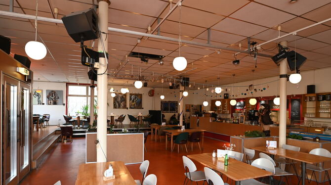 Cafe Nepomuk Der Gastraum des Nepomuk ist für viele Menschen wie ein erweitertes Wohnzimmer gewesen, war immer auch der Treffpunkt der links-