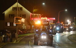 Lichterfahrt durch Talheims Hauptstraße am Vorabend des vierten Advents. FOTO: MEYER 