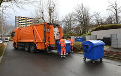 Müllwerker der Technischen Betriebsdienste leeren einen Papiercontainer. 