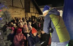 Das Gedränge war groß am Feuerwehrhaus. Alle wollten ein Los für die Tombola.