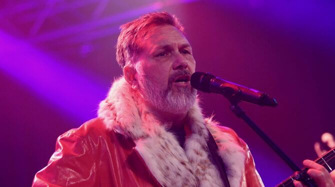 Weihnachtskonzert Frontmann Jörg Launer lässt den Schnee nicht leise, sondern rockig rieseln.