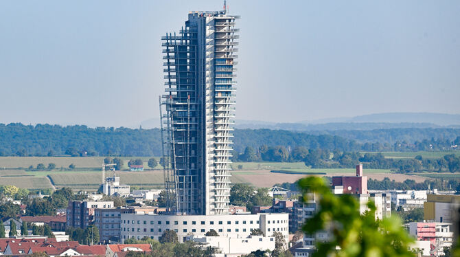 Der Schwabenland-Tower bleibt eine Dauerbaustelle. FOTO: WEISSBROD/DPA Der Schwabenland-Tower bleibt eine Dauerbaustelle. FOTO: WEISSBROD/DPA