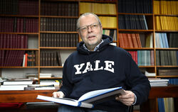 Der Ägyptologe der Uni Tübingen, Prof. Dr. Christian Leitz, in seiner Privatbibliothek in Reutlingen.