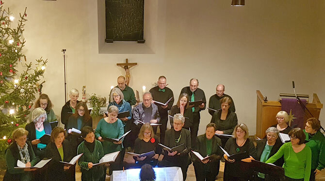 Der Chor Fortissimo singt unter Leitung von Stefanie Schmid (am E-Piano).  FOTO: VEREIN