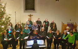 Der Chor Fortissimo singt unter Leitung von Stefanie Schmid (am E-Piano).  FOTO: VEREIN