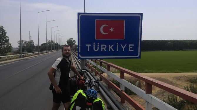 Gestartet in Alexandoupoli in Griechenland, überquerte Oliver Messelberger die Grenze zur Türkei auf dem Weg nach Kesan. Gestartet in Alexandoupoli in Griechenland, überquerte Oliver Messelberger die Grenze zur Türkei auf dem Weg nach Kesan.