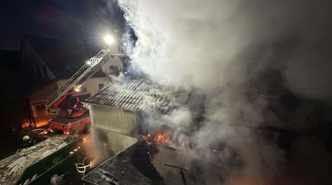 Als die Feuerwehr am Brandort in der Dettinger Schillerstraße eintraf, stand der Anbau bereits im Vollbrand.