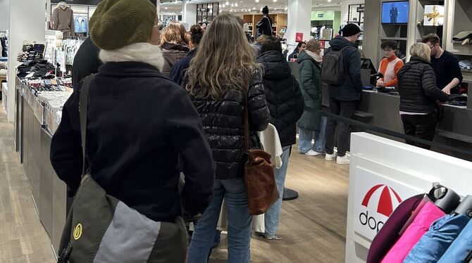 Die wenigsten Kunden in der Warteschlange an der Zinser-Kasse bringen Weihnachtsgeschenke zurück – viele lösen Gutscheine ein. Die wenigsten Kunden in der Warteschlange an der Zinser-Kasse bringen Weihnachtsgeschenke zurück – viele lösen Gutscheine ein.
