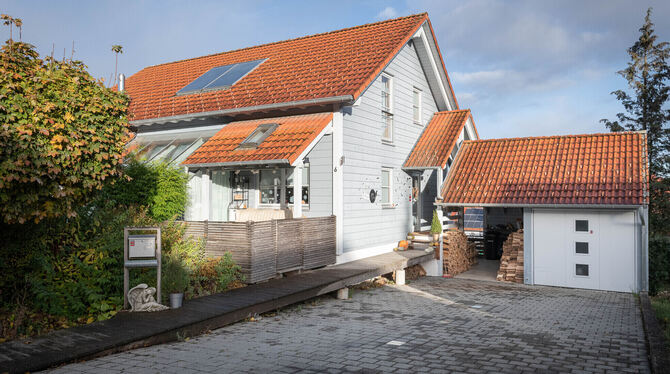 Um dieses Haus in Bad Urach-Wittlingen geht es im Prozess zwischen den Käufern Laura Pippig und Roman Raffler, und den Verkäufer