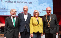 Reutlingens Oberbürgermeister Thomas Keck (rechts) durfte beim Bürgerempfang der Stadt gleich drei Verdienstmedaillen überreiche