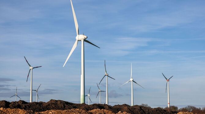Windpark hinter Erdhügeln