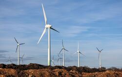 Windpark hinter Erdhügeln
