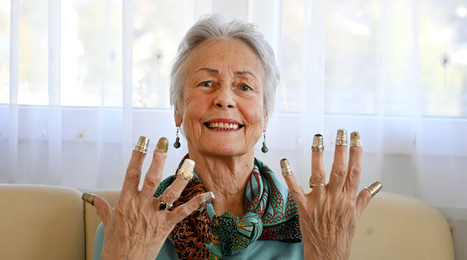 Ursula Müller-Wiese; Sammlerin; Handarbeits-Utensilien Ursula Müller-Wiese aus Reutlingen sammelt seit vielen Jahren Näh-, Stick- und Häkel-Utensilien aus ganz Europa.