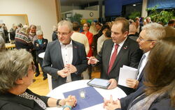 Kreishandwerksmeister Steffen Mohl (Dritter von rechts) im Gespräch mit den Gästen beim Neujahrsempfang.