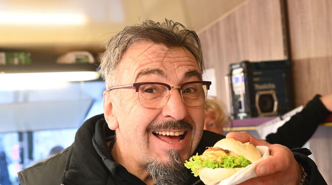 Dietmar Walter Hat neuerdings auch Maultaschen-Burger im Imbiss-Repertoire: Marktbeschicker Dietmar Walter.