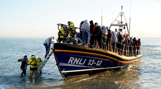 Flüchtlinge kommen über den Ärmelkanal. Die britische Regierung hat Schleuserbanden den Kampf angesagt. FOTO: FULLER/DPA Flüchtlinge kommen über den Ärmelkanal. Die britische Regierung hat Schleuserbanden den Kampf angesagt. FOTO: FULLER/DPA