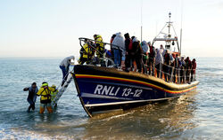 Flüchtlinge kommen über den Ärmelkanal.  Die britische Regierung hat Schleuserbanden den Kampf angesagt.  FOTO: FULLER/DPA