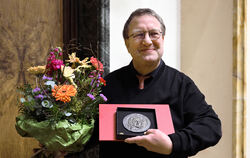 Der Tübinger Kirchenmusikdirektor Ingo Bredenbach wurde von Oberbürgermeister Boris Palmer mit der Hölderlin-Plakette ausgezeich