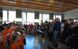 Viele Mähringer trafen sich am Sonntagnachmittag im Gemeindehaus. FOTO: SCHERTLIN