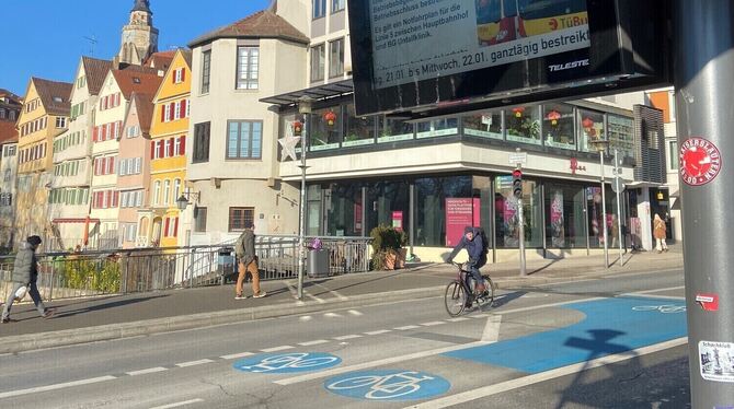 Immerhin scheint die Sonne: In Tübingen fahren am Dienstag und Mittwoch kaum Busse. Eine Notfalllinie zu den Kliniken ist aber e