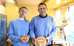 Mini-Jobberin Tabea Ludäscher und Käse-KennerJochen Buntz bieten auf dem Reutlinger Wochenmarkt internationale Käsespezialitäten