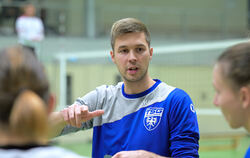 Trainer Jan Grauel hofft auf den nächsten Sieg mit seinen Reutlinger Volleyballerinnen gegen Stuttgart II.  FOTO: BAUR