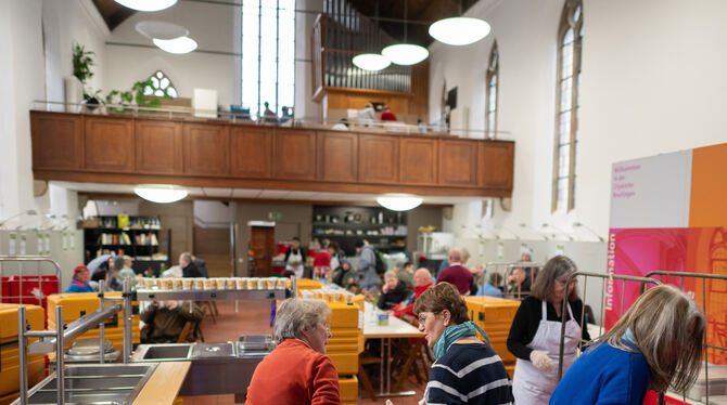 Vesperkirche Reutlingen; Nikolaikirche; Essensausgabe Ehrenamtliche Helferinnen bereiten die Essensausgabe der Vesperkirche in der Reutlinger Nikolaikirche vor. Oben auf der Empore i