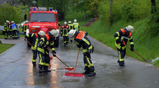 Aufräumen nach dem Unwetter: Die Sonnenbühler Feuerwehr hat alle Hände voll zu tun, wenn der starke Regen Straßen und Häuser übe