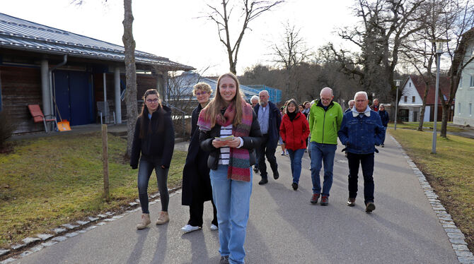 Engagement Lotta Brockel führt als Jugendguide Besucher durch Grafeneck.