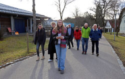 Lotta Brockel führt als Jugendguide Besucher durch Grafeneck.