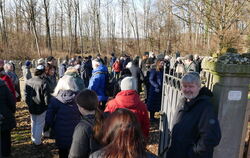 Werner Kemmler (rechts) empfing am Sonntag die Besucherinnen und Besucher auf dem Wankheimer jüdischen Friedhof als Vorsitzender