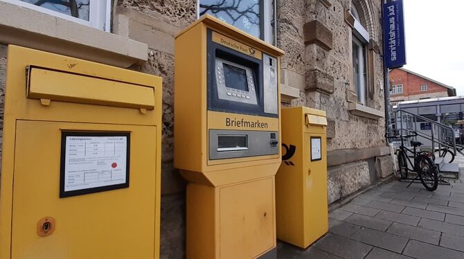 Post Briefkasten Briefmarkenautomat Bahnhofvorplatz Nah beim Bahnhof gibt es nur noch drei gelbe Briefkästen. Früher war dort auch das Postbank-Finanzcenter. Es hat Ende Oktober 20