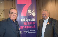 Ein kleiner Anstecker am Revers und ein großes Banner: Fritz Engelhardt, Vorsitzender des Hotel- und Gaststättenverbands Dehoga 