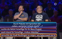 Schauspieler Axel Stein (links) und Entertainer Elton kommen in der ARD-Quizshow "Wer weiß denn sowas" schnell auf die richtige 