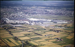 Dieses um 1970 geschossene Foto zeigt eine Industrieanlage plus Stadt –  um welche Stadt handelt es sich?